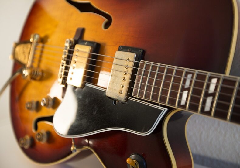Sie sehen eine Gitarre, wie sie im Unterricht benutzt wird.